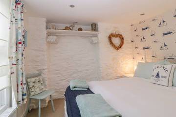 Log Cabin for 6 People in Looe, Cornwall, Photo 4