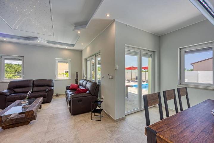 Villa für 8 Personen, mit Balkon und Terrasse sowie Garten und Pool in Kaštel (Plovanija)