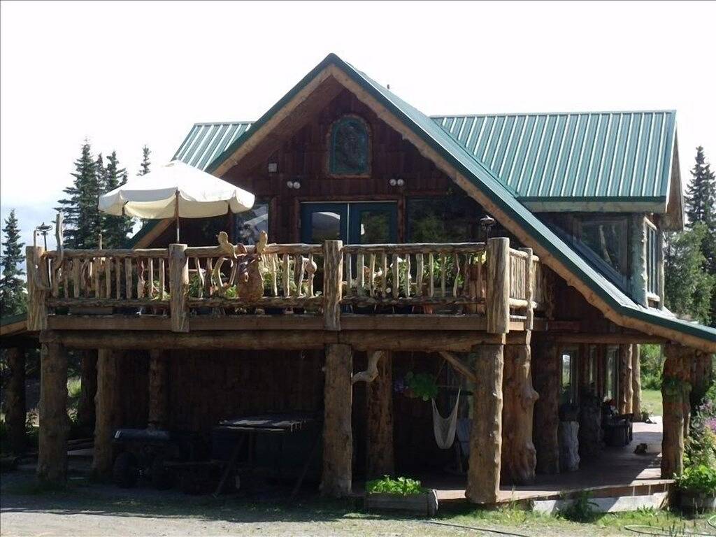 Kasilof Log Accent Bed & Breakfast mit Blick auf die Berge in Kenai Peninsula
