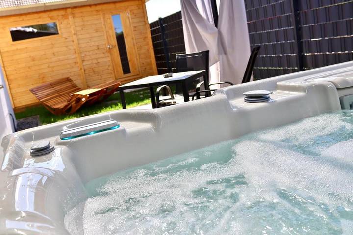 Ferienwohnung für 2 Personen, mit Pool und Sauna sowie Whirlpool und Garten