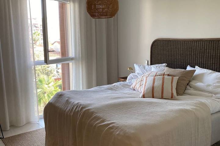 Ganze Wohnung, 27. 2-bedroom apt with balcony, private roof terrace, parking and pool in Golfe-Juan, Vallauris
