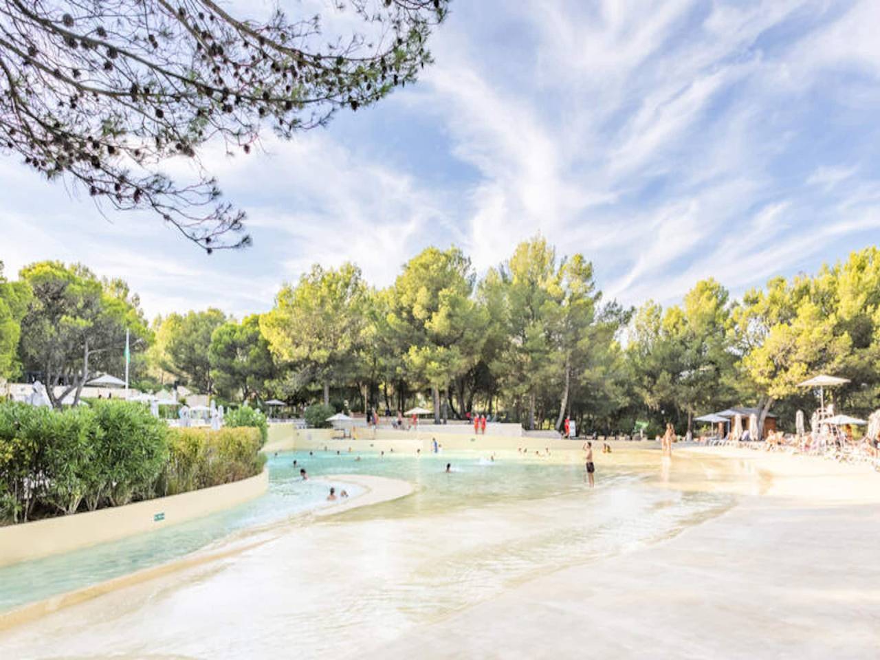 Entire apartment, Apartment in Provence with Aquatic Area in Mallemort, Arles region