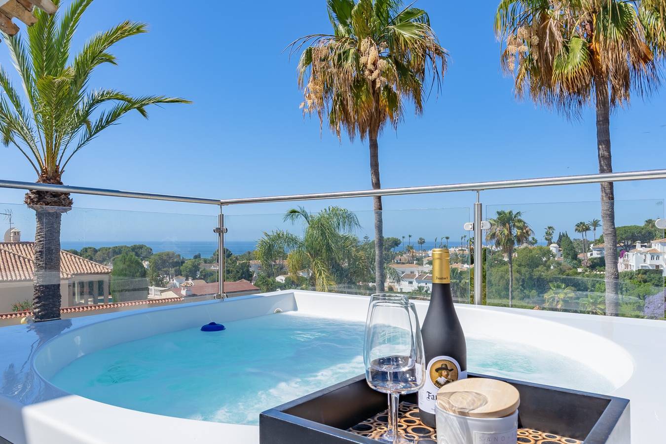 Detached Three-Bedroom House with Private Jacuzzi, 15 Minutes from Marbella in Urbanizacion Calahonda, Mijas