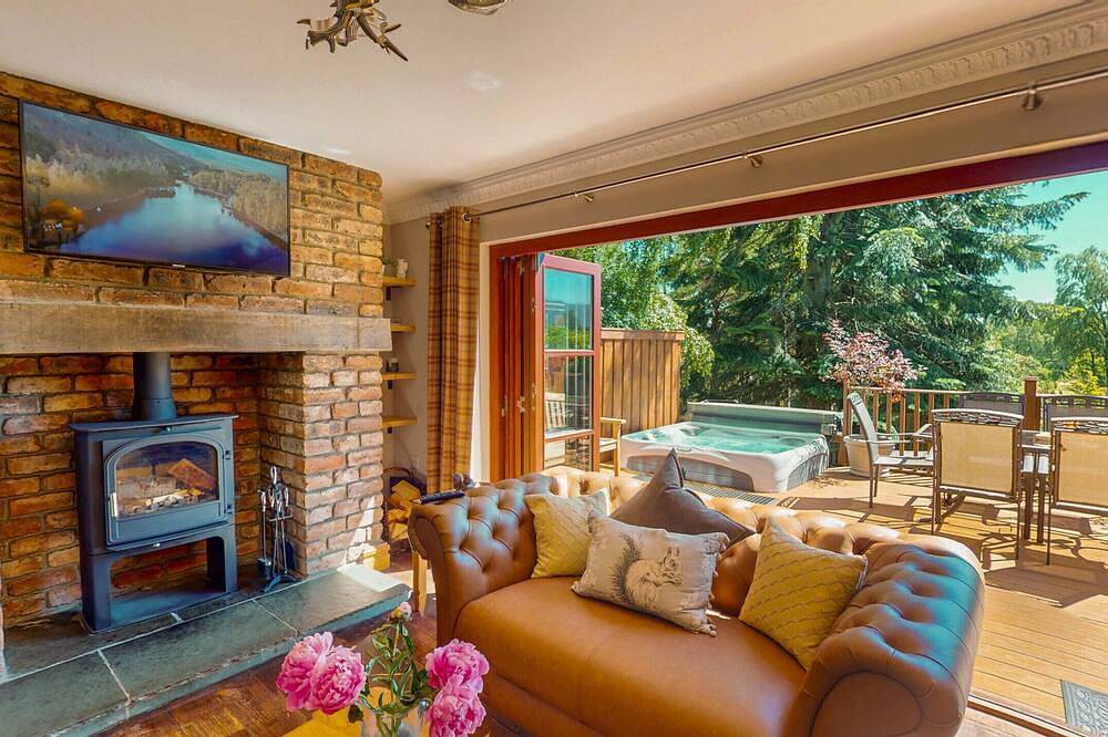 Red Squirrel Lodge - hot tub in Cairngorms in Boat of Garten, Highlands