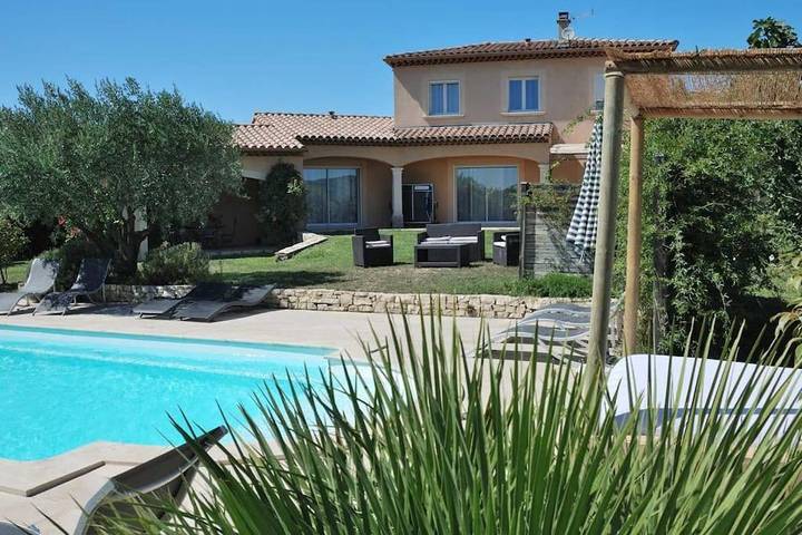 Location de vacances pour 9 personnes, avec jardin ainsi que jacuzzi et piscine, animaux acceptés à Saint-Maurice-sur-Eygues
