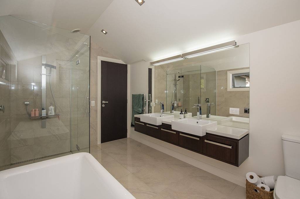 Large Luxury Lakefront Home. in Wanaka, Otago