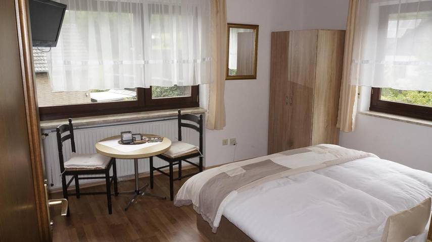 Hotel, mit Balkon und Terrasse sowie Sauna und Ausblick in Eitorf - 4