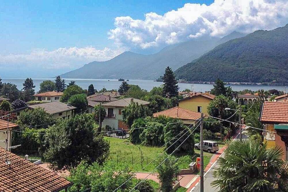 Entire apartment, Spacious, light-flooded 2-room apartment with balcony & beautiful lake view in Maccagno, Maccagno con Pino e Veddasca