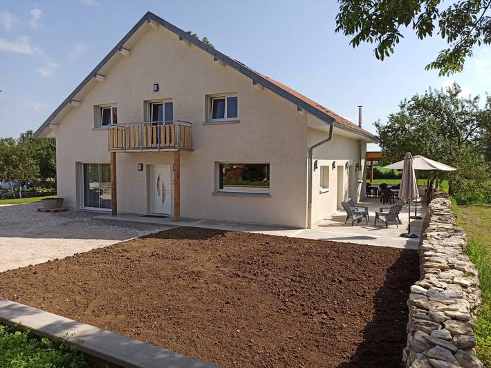 Gîte pour 15 personnes, avec balcon ainsi que jacuzzi et jardin