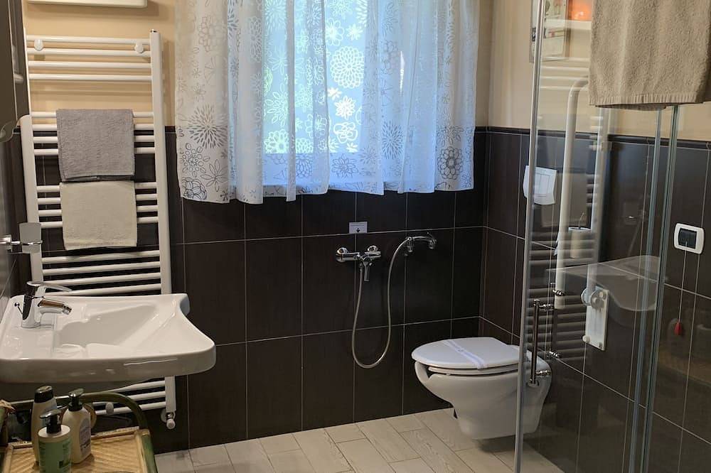 Mandolata - cottage with garden, shared pool, private veranda in Gallicano, Garfagnana