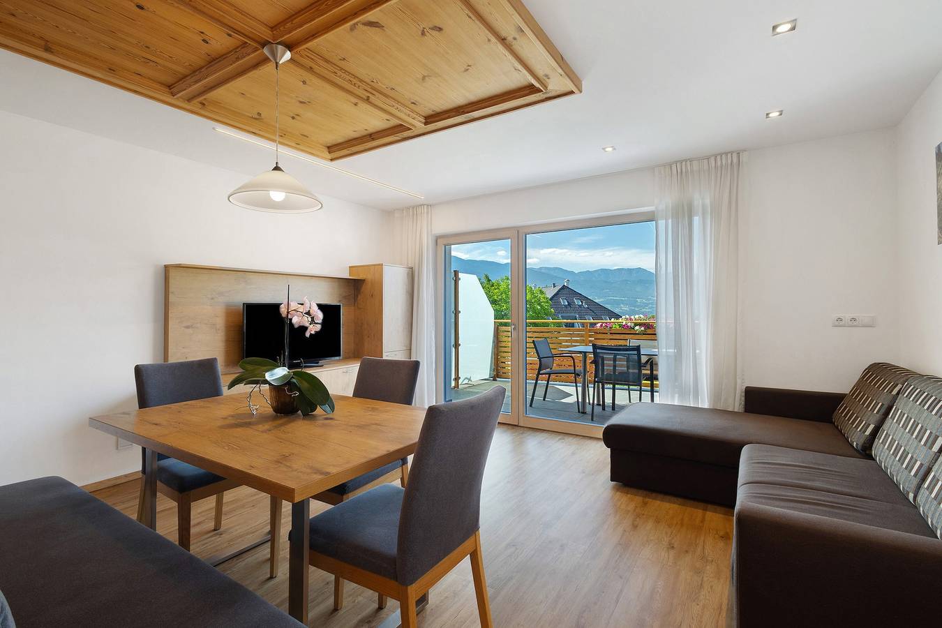 Ganze Wohnung, Ferienwohnung 'Enzian' mit Bergblick, Gemeinschaftsgarten und Wi-Fi in Raas, Natz-Schabs