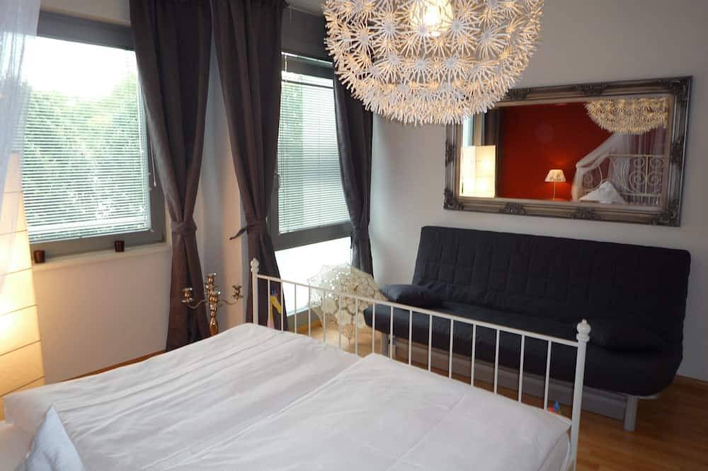 Entire apartment, Museum Island and Gendarmenmarkt! Sights on foot, elevator & balcony underground! in Mitte Berlin, Berlin