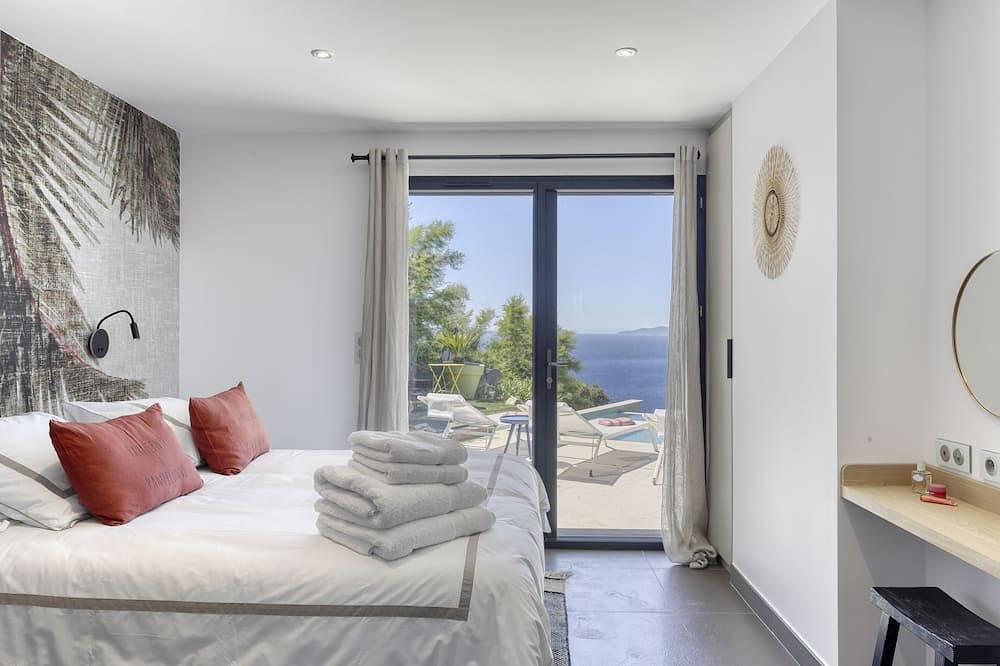 Vue mer spectaculaire / commerces et plage à pied / Luxe in Rayol-Canadel-sur-Mer, Côte méditerranéenne (France)
