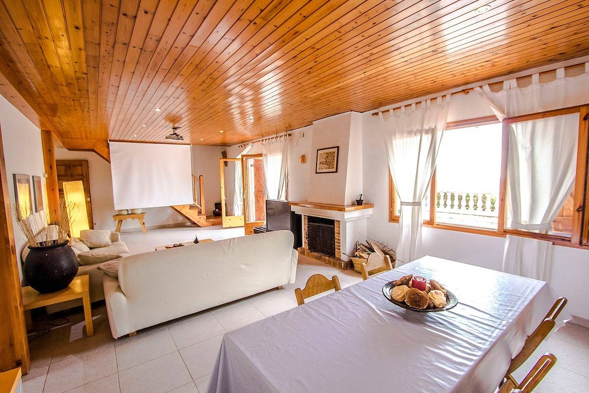 Swiss style villa near Barcelona 10min to beach in San Cipriano de Vallalta, Costa del Maresme