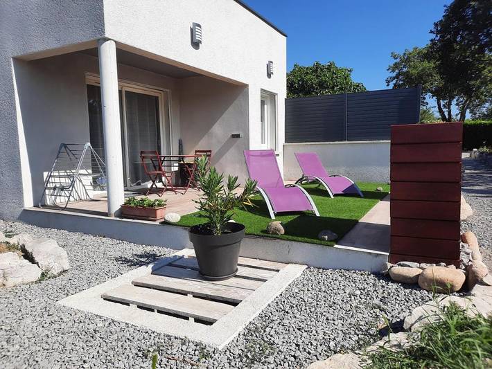 Gîte pour 2 personnes, avec jardin ainsi que vue et piscine, animaux acceptés à Lussas