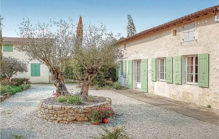 Gîte pour 6 personnes, avec jardin ainsi que piscine et terrasse à Rioux