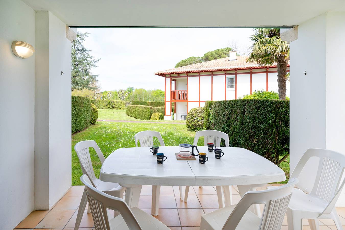 Apartamento entero, Apartamento en la Costa Vasca con vistas a la montaña, piscina compartida y terraza privada in Urrugne, Region de Bayona