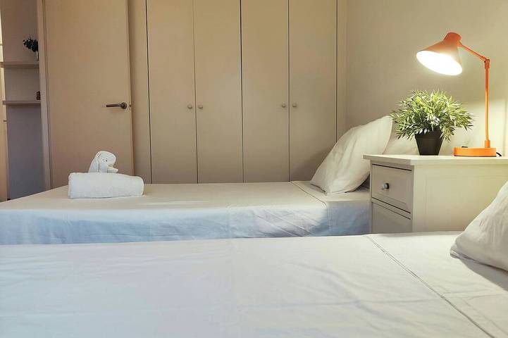 Entire apartment, R.G. Central , Tranquil 1Br apt. 2Beds. La Rambla! in Barcelona Centre, Barcelona