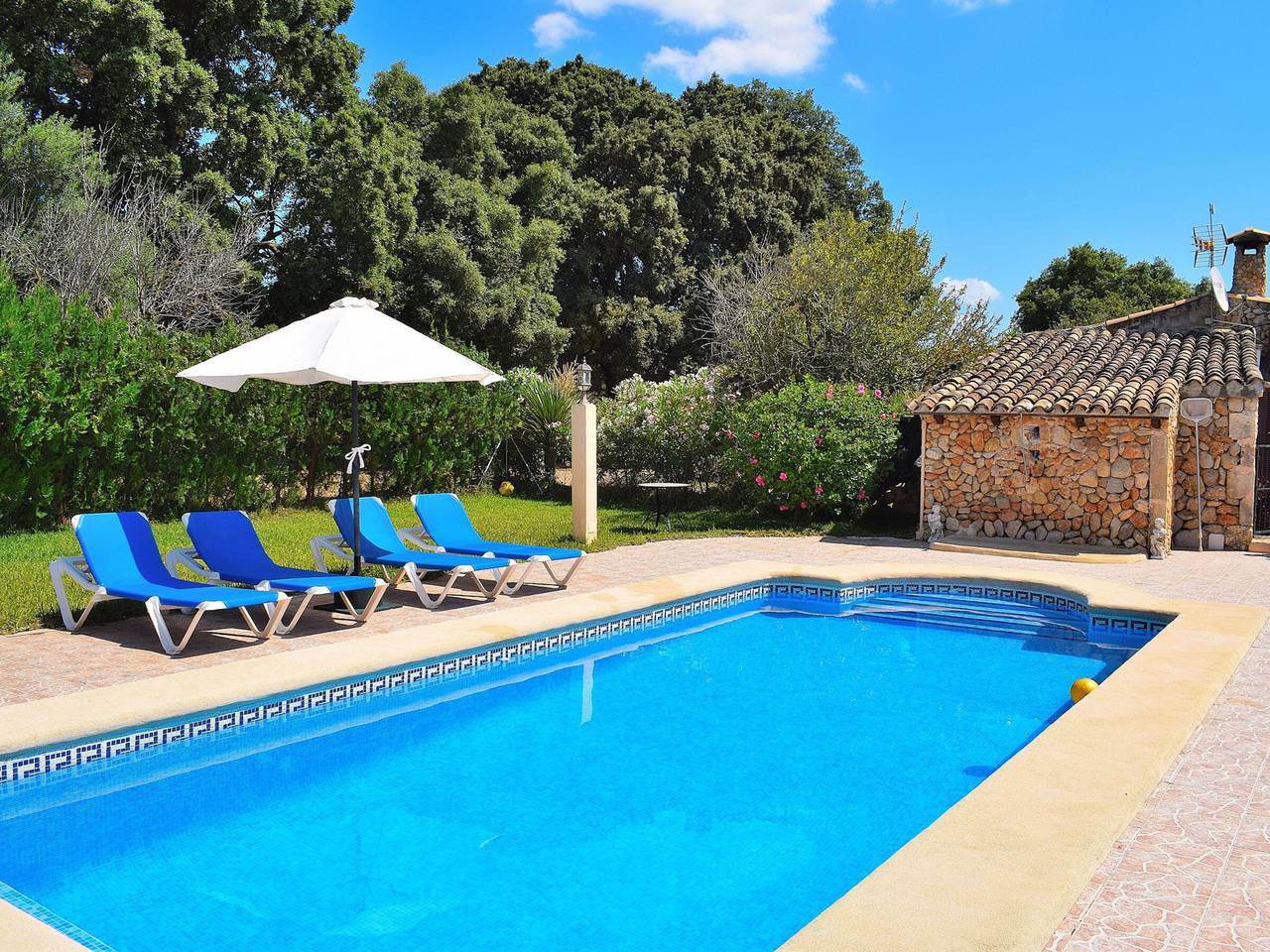 Beautiful country house in Buger with garden and pool in Búger, Majorca Center