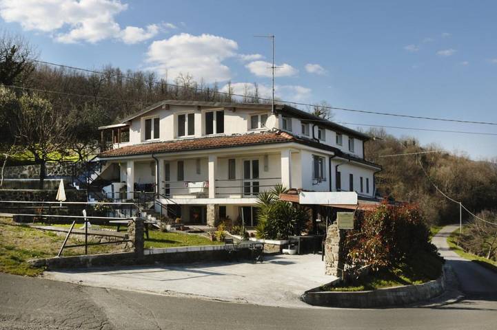 Hôtel pour 3 personnes, avec Terrasse ainsi que Jardin et Vue à Pontremoli