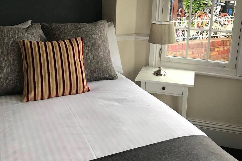 Habitacion Doble-Confortable-Baño privado con ducha-(Small Double bed) in Oxford, Oxfordshire