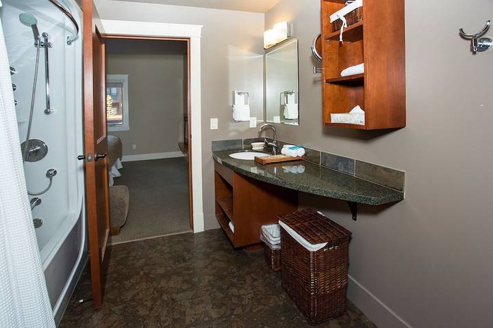 Ferienwohnung für 6 Personen, mit Balkon und Whirlpool sowie Pool, mit Haustier in Alberta