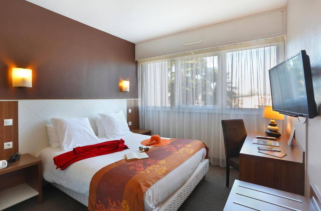Twin Room in Pau, Béarn