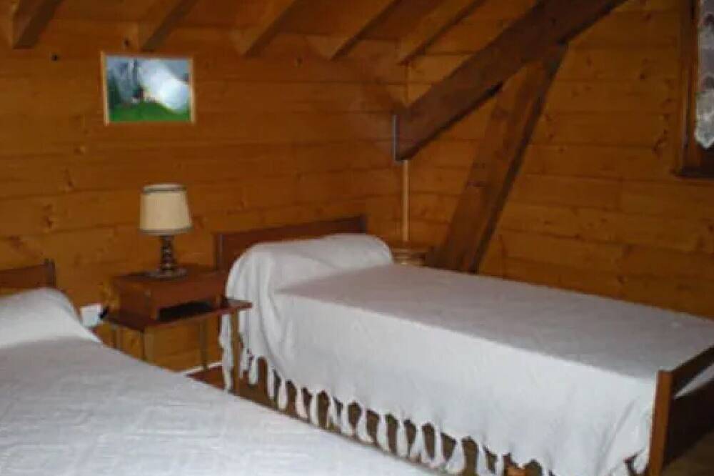 Chalet \"6p Simple - Patchy\" with Mountain View, Private Terrace, and Wi-Fi in Verchaix, Bonneville region