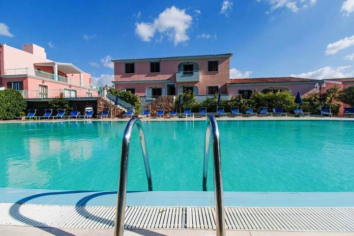 Appartamento per 5 persone, con giardino e piscina nonché piscina per bambini ad Orosei