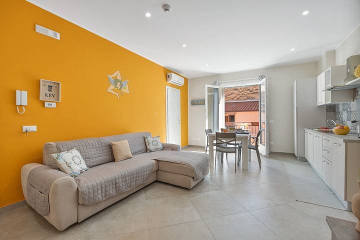 Entire apartment, Apartment 'Casa Frida' with Balcony, Wi-Fi and Air Conditioning in Porticello, Santa Flavia