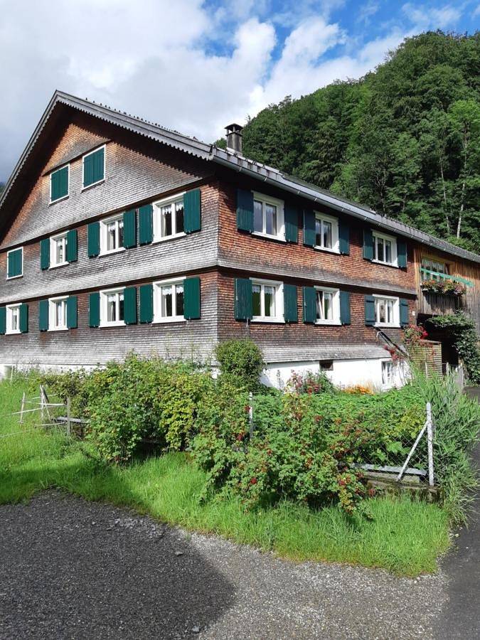 Ferienwohnung für 7 Personen, mit Terrasse und Garten sowie Ausblick in Bizau