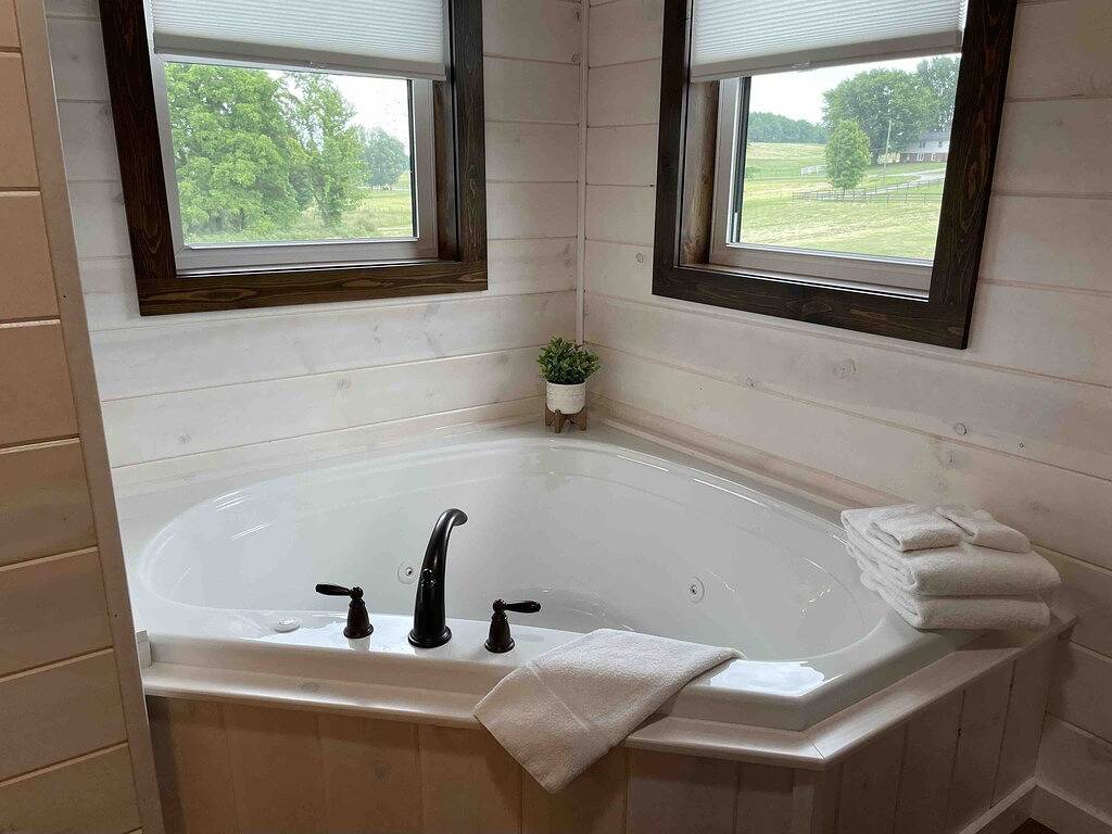Cozy 2 Bed/Bath Cottage With Private Hot Tub in Holmes County