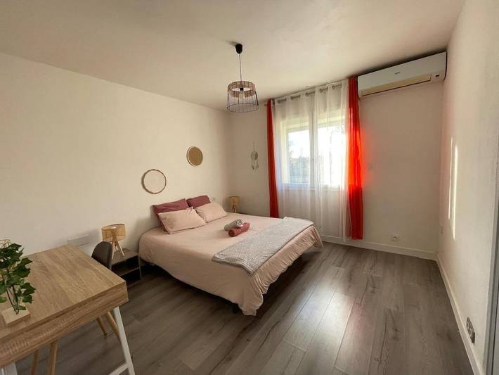 Location de vacances pour 10 personnes, avec piscine ainsi que vue et terrasse à Saint-Hilaire-de-Brethmas - 4