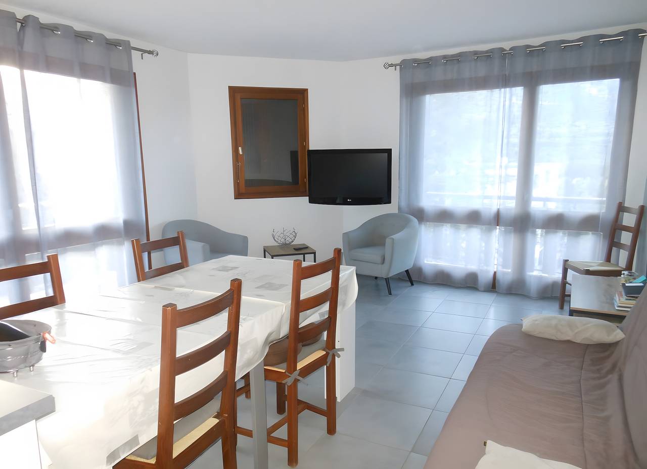 Appartement entier, Appartement 'T3' avec vue sur le lac et Wi-Fi in Embrun, Parc national des Écrins