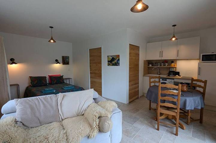 Gîte pour 2 personnes, avec jardin à Baignes-Sainte-Radegonde