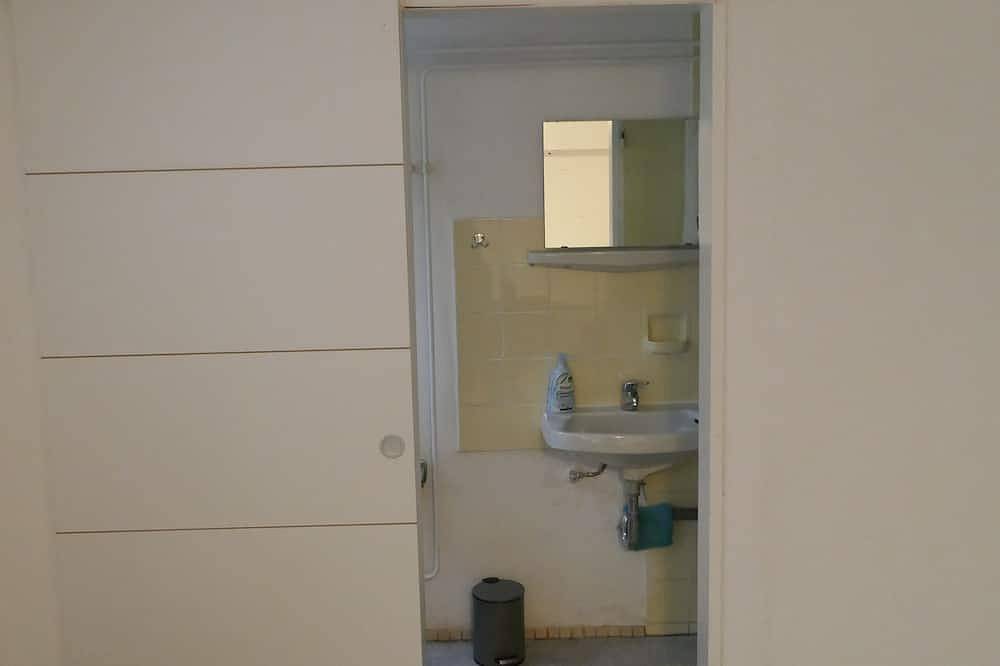 Ganze Wohnung, Privatzimmer im Souterrain mit überdachter Terasse in Karlsruhe, Rheinebene