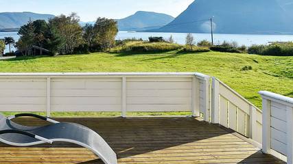 Ferienhaus für 10 Personen, mit Garten und Terrasse sowie Whirlpool, mit Haustier in Midsund