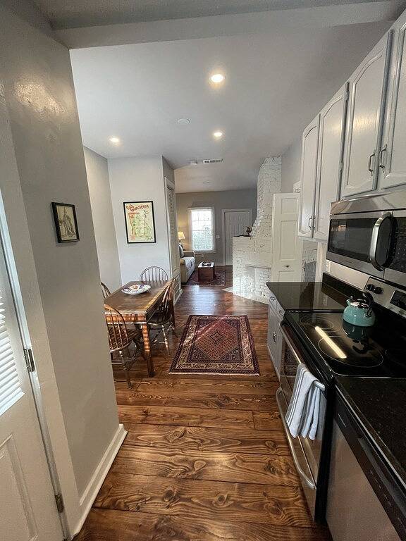 Historic King Bed Cottage, Pvt Parking, Pvt Patio, Flexible Cancellations in Savannah, Chatham County