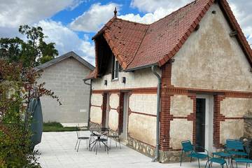 Location de vacances pour 4 personnes, avec sauna et piscine ainsi que jacuzzi et jardin à Montmarault