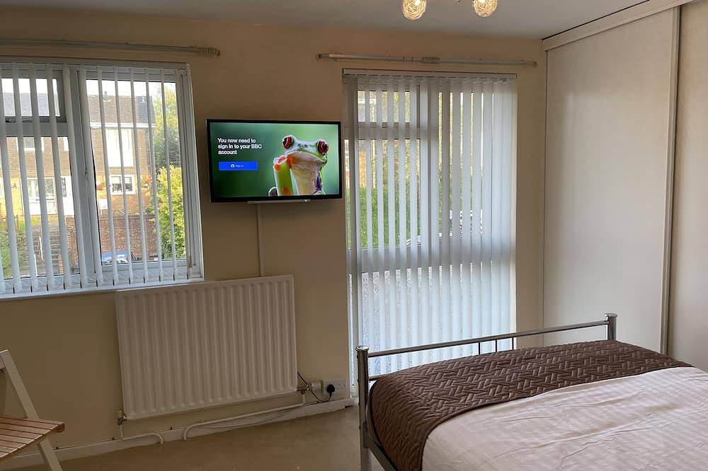 Cheerful 3 Bedroomed house,with parking and free intern free in Luton, Chiltern Hills