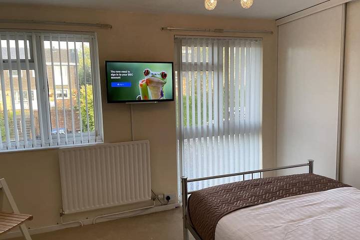 Cheerful 3 Bedroomed house,with parking and free intern free in Luton, Chiltern Hills