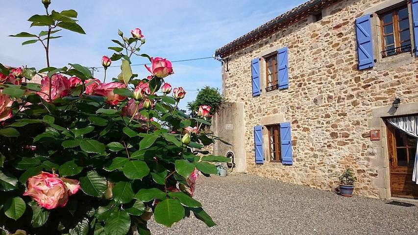 Gîte pour 5 personnes, avec Terrasse ainsi que Jardin et Piscine