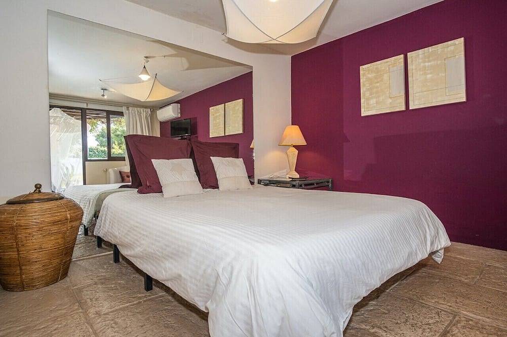 Villa with pool and private garden and barbecue. Elegant atmosphere in Benidorm, Costa Blanca