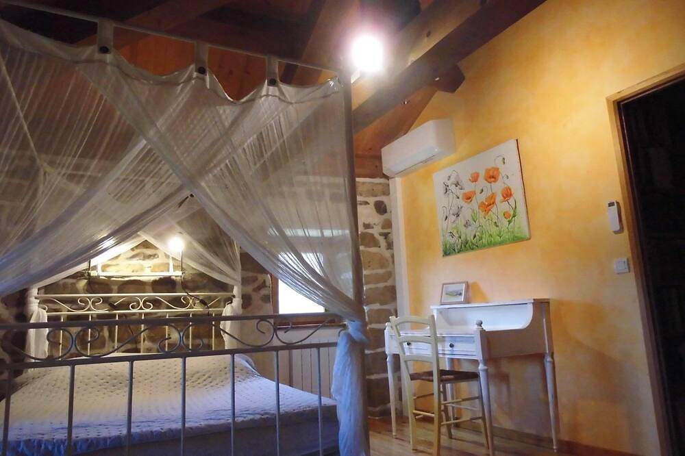 Location de charme (wifi,Clim) maison en pierres avec terrasse et vue magnifique in Faugères (Ardèche), Parc naturel régional des Monts d'Ardèche