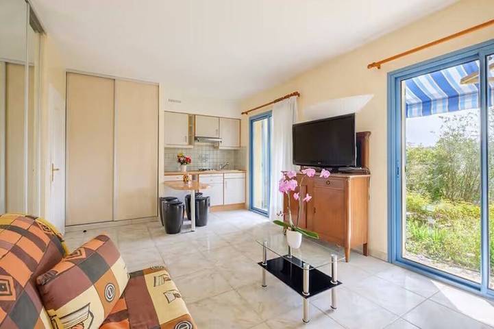 Ganze Wohnung, Dream Vacations on the French Riviera: Apartment No. 1 / 50 m² / Large 10 x 7 Infinity Pool in Châteauneuf-Grasse, Mittelmeerküste (Frankreich)