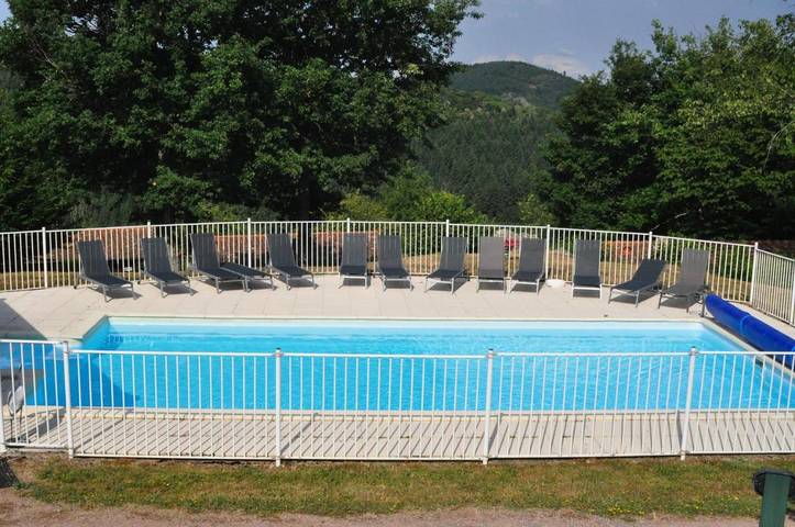 Gîte pour 39 personnes, avec terrasse ainsi que vue et piscine dans Les Noës