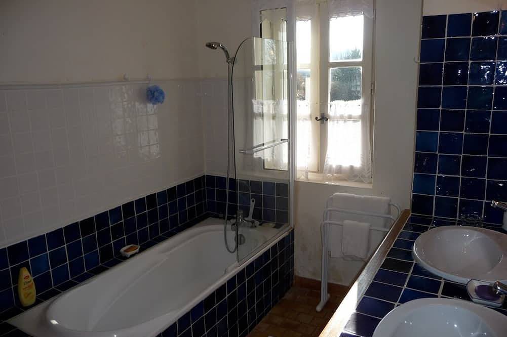 Charming stone house, private pool (5 * 10 m) in Gordes in Gordes, Parc naturel régional du Luberon