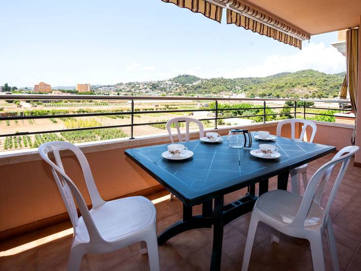 Last minute apartment for 5 people, with Balcony and Garden in Costa Barcelona