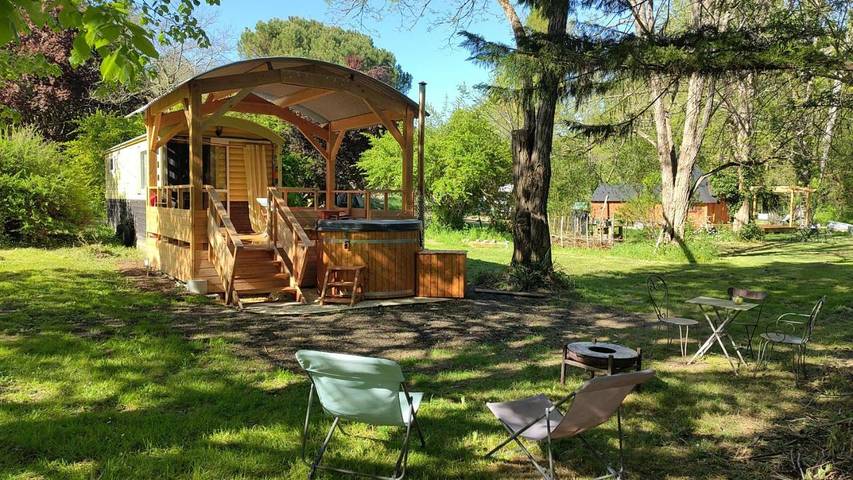 Location de vacances pour 4 personnes, avec Terrasse et Jardin ainsi que Piscine et Vue à Saint-Eutrope-de-Born