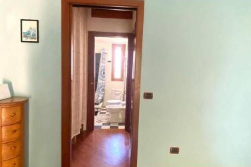 Entire apartment, Mareporto House-Free Wifi- 7 minutes from Airport of Fiumicino Rome in Fiumicino, Rome Province